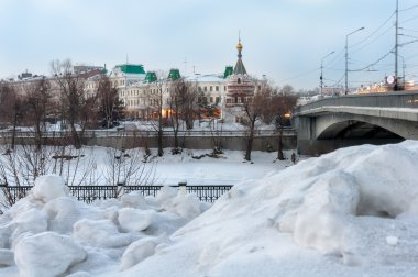 Omsk, Rusya, kasaba ve kışın donmuş nehir
