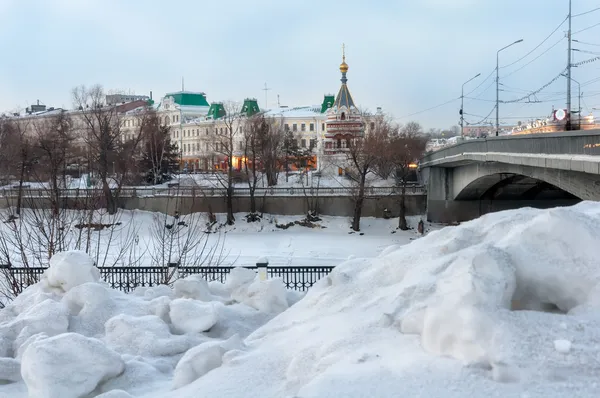 Omsk, Federacja Rosyjska, widok na miasto i zamarznięta rzeka w zimie — Zdjęcie stockowe