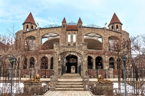 Moskva - Březen 04: luxusní hotel nemchinovka park na 04 března 2014 v Moskvě. pohled na terasu budovy — Stock fotografie