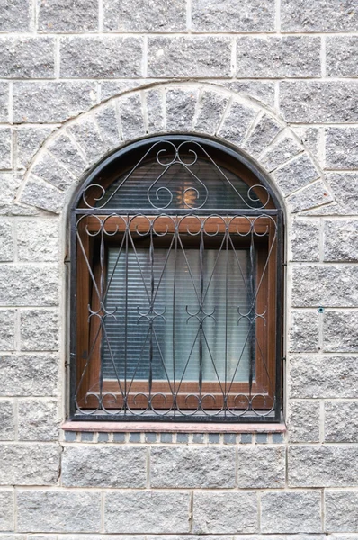 Taş duvardaki eski pencere — Stok fotoğraf