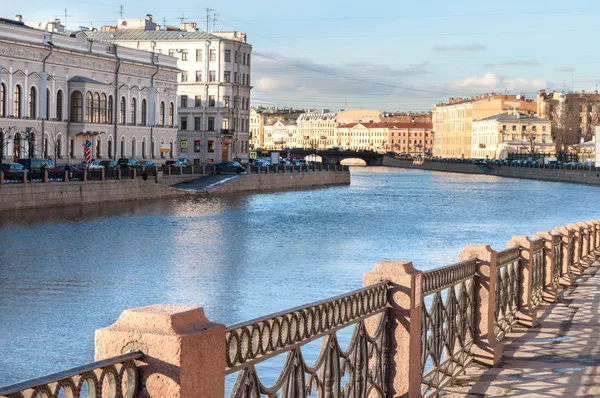 Budovy a nábřeží řeky v Petrohradě — Stock fotografie