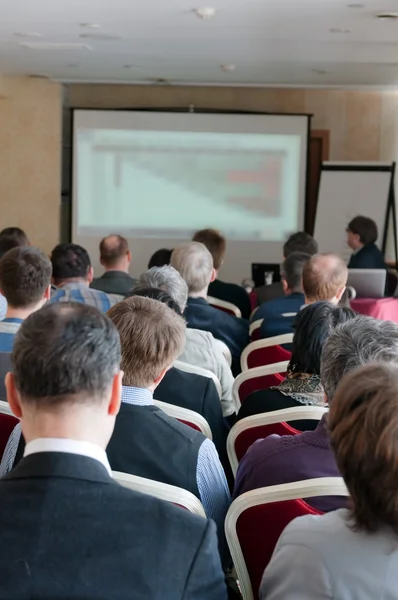 Personer som sitter bak på konferensen business — Stockfoto