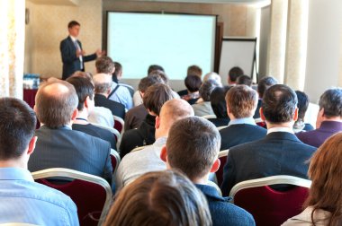 ekran, hoparlör ve arka iş Konferansı'nda oturan insanlar