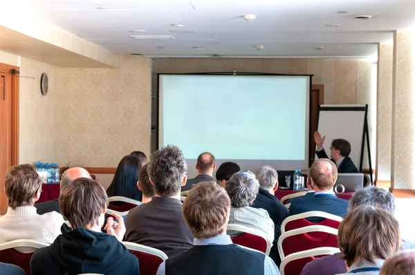 Les gens assis à l'arrière à la conférence d'affaires — Photo