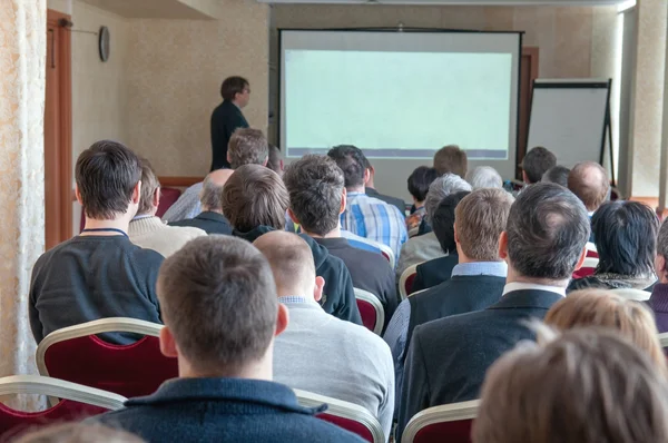 Ludzie siedzący tylne na konferencji biznesowej — Zdjęcie stockowe