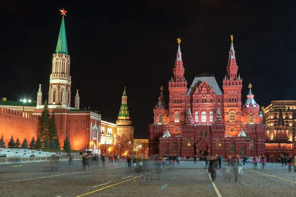 Russland. Moskau. Nationales historisches Museum auf dem Roten Platz bei Nacht — Stockfoto
