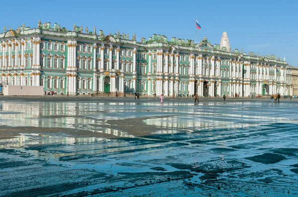 Ermitáž, Rusko, Petrohrad. louže na dlažbě náměstí. — Stock fotografie