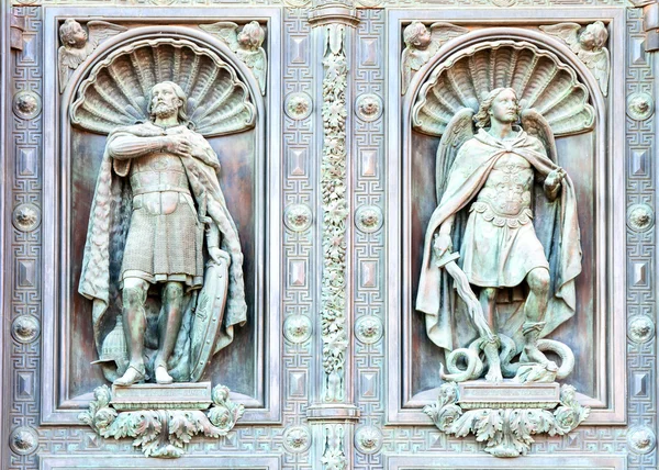 Fragmento de uma porta de fachada Catedral de Isaak em São Petersburgo, Rússia. A escultura no nicho das portas da frente. I.P.Vitali escultor (1794-1855 ) — Fotografia de Stock