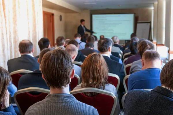 Personer som sitter bak på konferensen business — Stockfoto