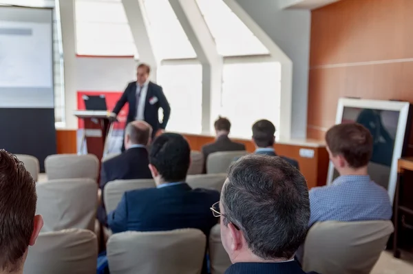 People sitting rear at the business conference and speaker — Φωτογραφία Αρχείου