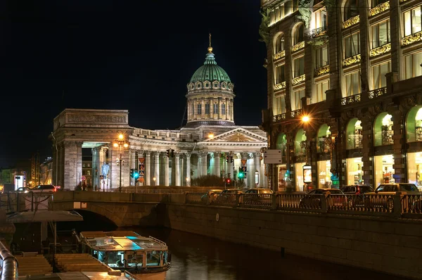 Catedral de Kazán o Kazanskiy Kafedralniy Sobor por la noche, San Petersburgo, Rusia —  Fotos de Stock