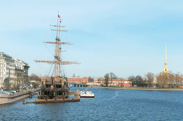 Navio à vela contra a fortaleza de Pedro e Paulo, São Petersburgo — Fotografia de Stock