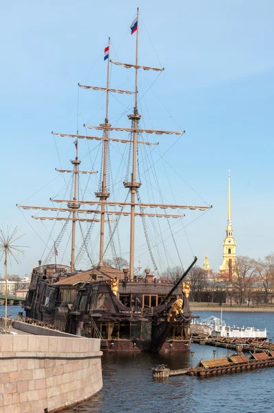 Barco de vela contra la fortaleza de Pedro y Pablo, San Petersburgo Imágenes de stock libres de derechos