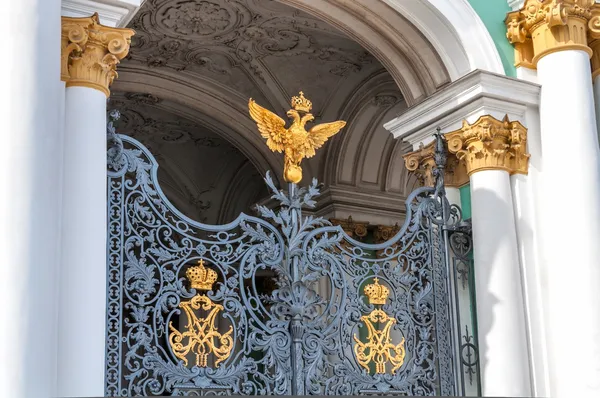 Gesloten poort naar Winterpaleis (de hermitage) in Sint-petersburg, Rusland — Stockfoto