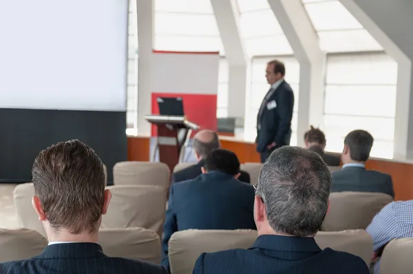 Les gens assis à l'arrière à la conférence d'affaires — Photo