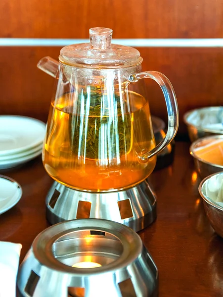 Att göra teblad i genomskinligt glas tekanna — Stockfoto