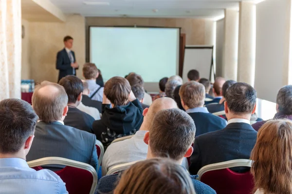 Lidé sedí vzadu na obchodní konferenci — Stock fotografie