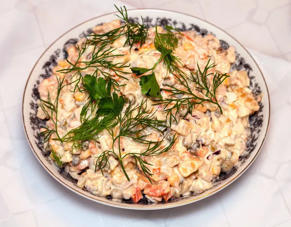 Ensalada Olivier en un plato — Foto de Stock