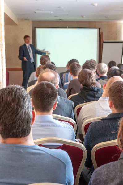 Ludzie siedzący tylne na konferencji biznesowej — Zdjęcie stockowe