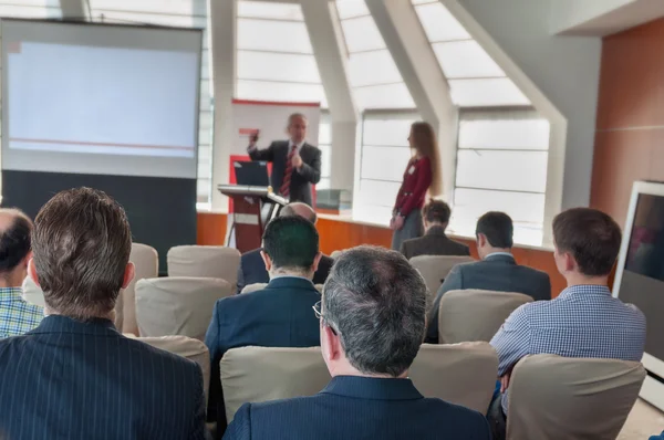 Ludzie siedzący tylne na konferencji biznesowej — Zdjęcie stockowe