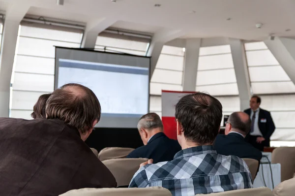 Ludzie siedzący tylne na konferencji biznesowej — Zdjęcie stockowe