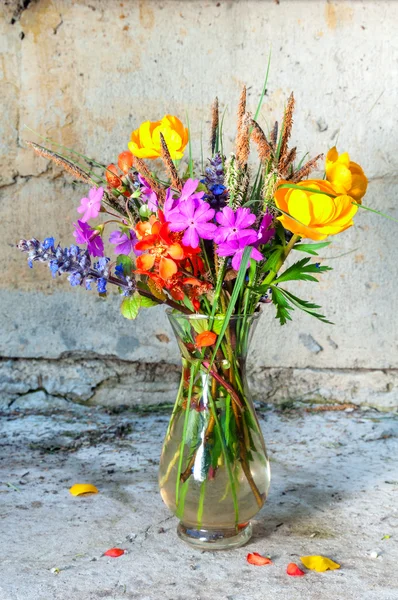 Globe-flower, сhaenomeles and other spring flowers still life bouquet — Stock Photo, Image