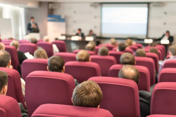 Pessoas sentadas atrás na conferência de negócios — Fotografia de Stock