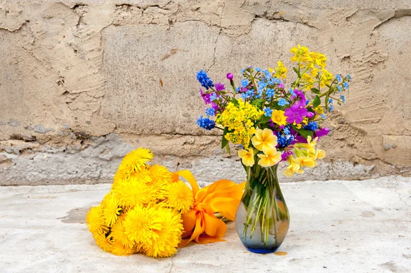 Ramo de flores de diente de león y primavera naturaleza muerta —  Fotos de Stock