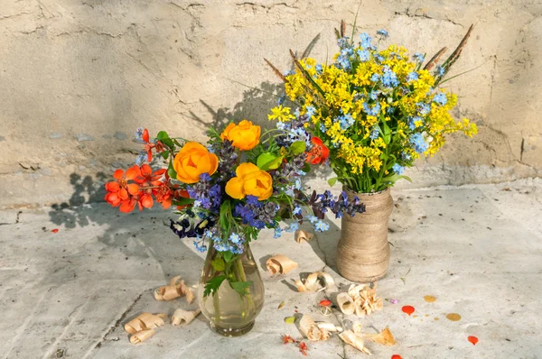 Zwei gelbe Frühlingsblumen Stillleben Sträuße — Stockfoto