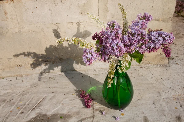 Lila a trojpuku s zátiší kytice — Stock fotografie