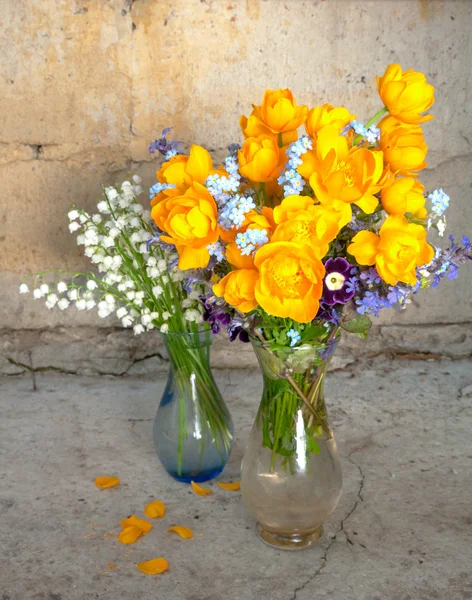 Stillleben Strauß mit Globenblumen und Maiglöckchen — Stockfoto