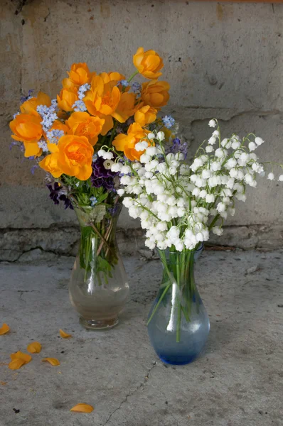 Zwei Sträuße mit Globenblumen und Lilie der Brieftasche — Stockfoto