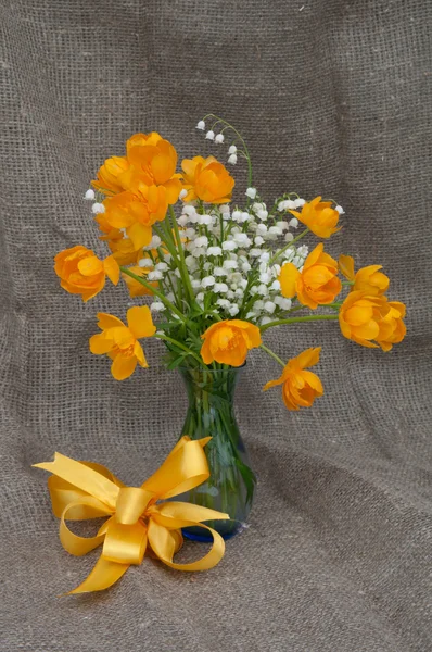 Bodegón ramo de naturaleza con flores de globo y lirio del valle — Foto de Stock