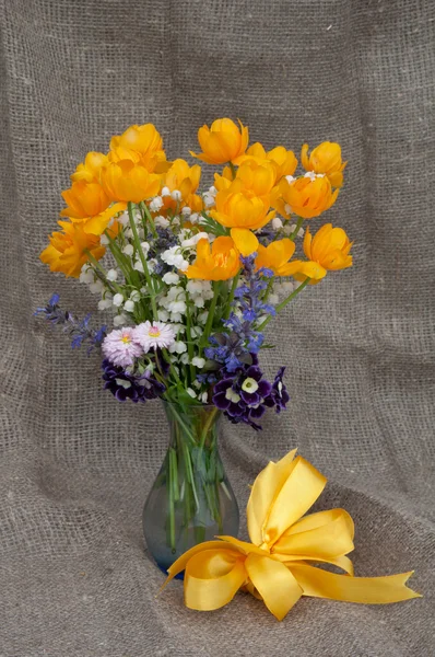 Bodegón ramo de naturaleza con flores de globo y lirio del valle — Foto de Stock