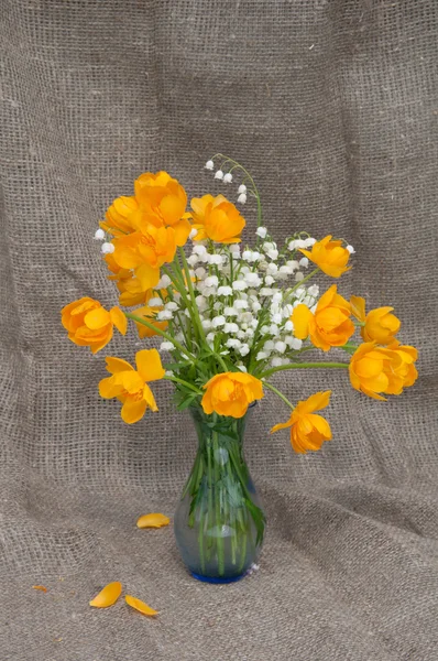 Stilleven boeket met Globe bloemen en Lily of the Valley — Stockfoto