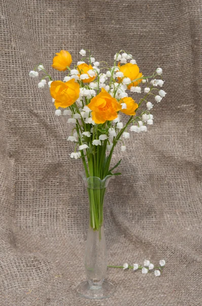 Stillleben Strauß mit Globenblumen und Maiglöckchen — Stockfoto