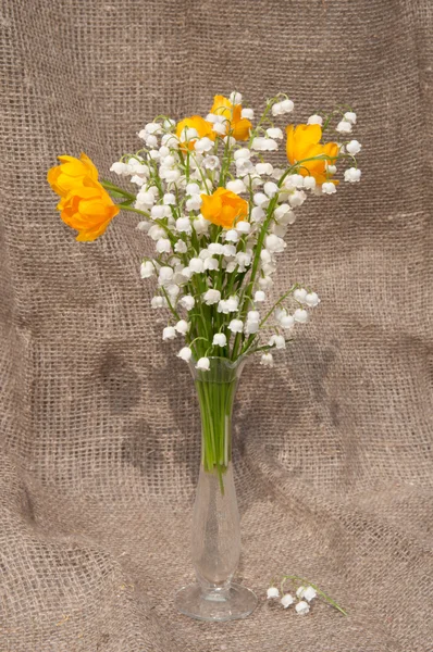 Csendélet Bouquet virágok Globe és a gyöngyvirág — Stock Fotó
