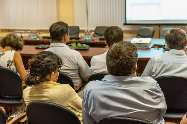 Gente sentada atrás en la conferencia de negocios — Foto de Stock