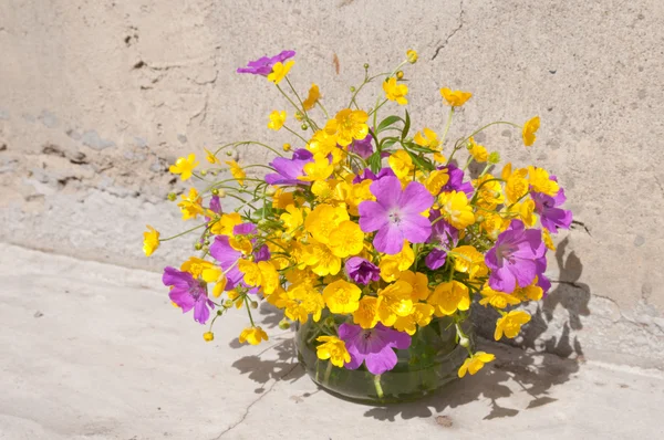 Stilleven met gele en violette bloemen boeket — Stockfoto