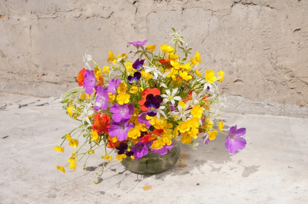 Ramo de naturaleza muerta con flores amarillas y violetas —  Fotos de Stock