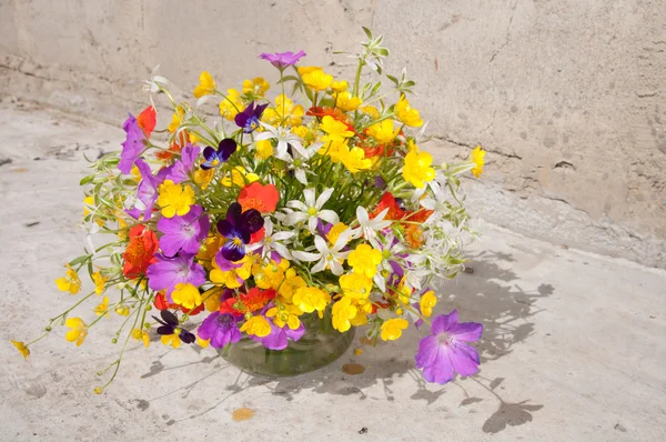 Stilleven met gele en violette bloemen boeket — Stockfoto