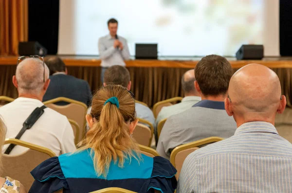 Mensen zitten achter op de business-conferentie — Stockfoto