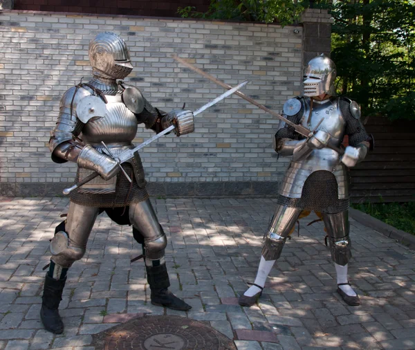 Twee ridders in de oude metalen armor permanent in de buurt van de stenen muur — Stockfoto