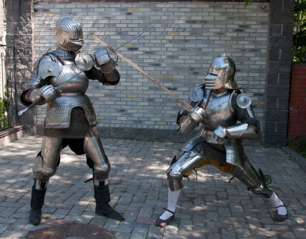 Twee ridders in de oude metalen armor permanent in de buurt van de stenen muur — Stockfoto