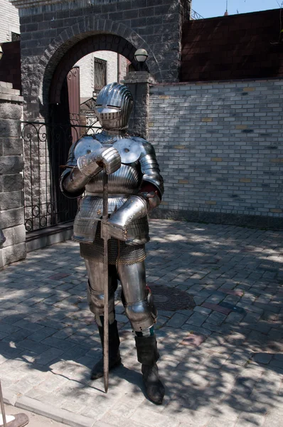 Cavaleiro na antiga armadura de metal — Fotografia de Stock