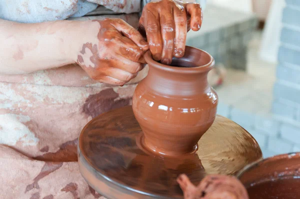 Potter faire le pot dans un style traditionnel. Vue rapprochée — Photo