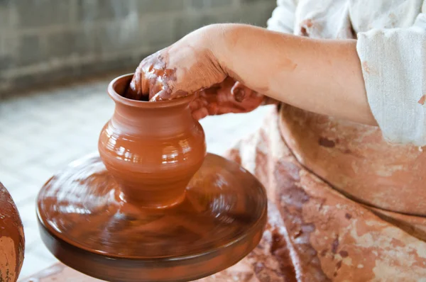 Potter maken de pot in traditionele stijl. Close-up — Stockfoto