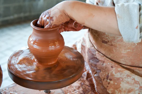 Potter making the pot in traditional style. Close up view — Stock Photo, Image