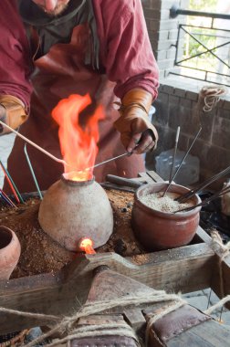 cam sanatçı onun atölye: geleneksel tarzda cam boncuk yapma.