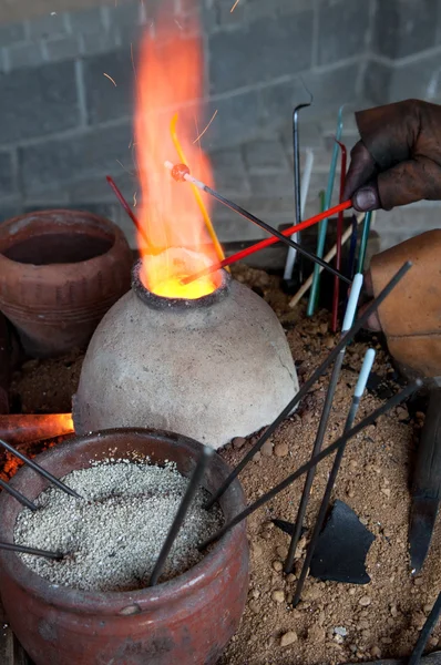 Glass artist in his workshop: making glass beads in traditional style. — Stock Photo, Image